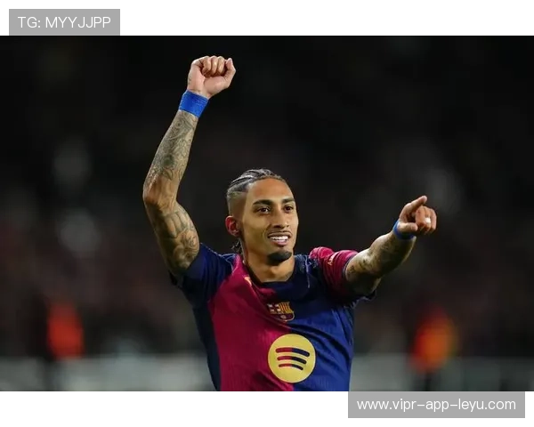 巴萨从中线启动反击，拉菲尼亚劲射完成绝杀